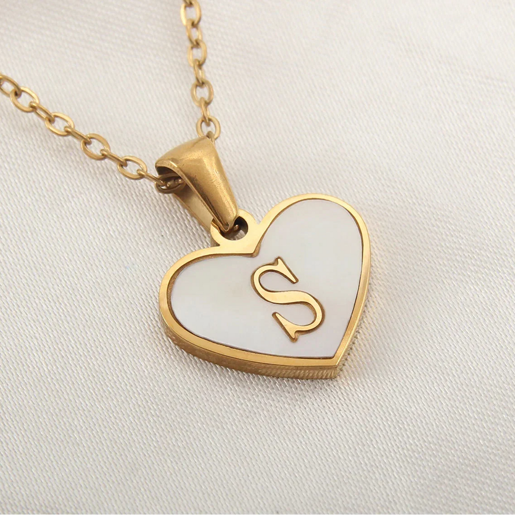 Collier avec pendentif coeur blanc initiale s