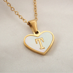 Collier avec pendentif coeur blanc initiale t