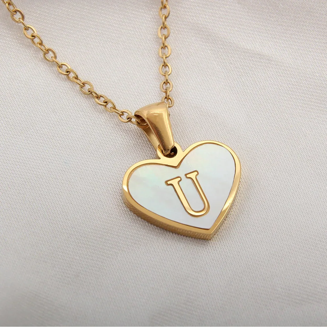 Collier avec pendentif coeur blanc initiale u