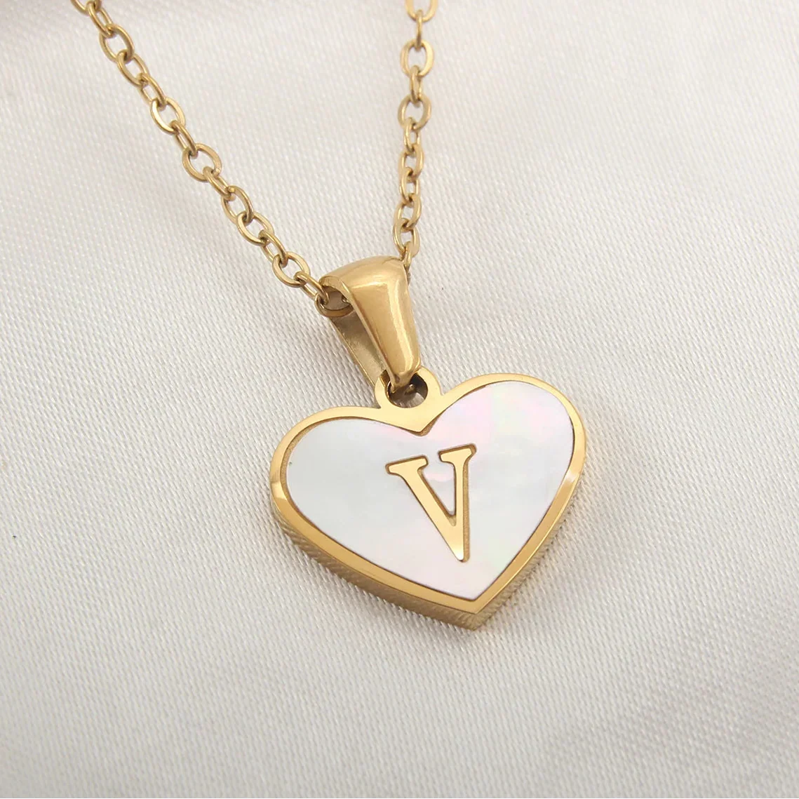 Collier avec pendentif coeur blanc initiale v