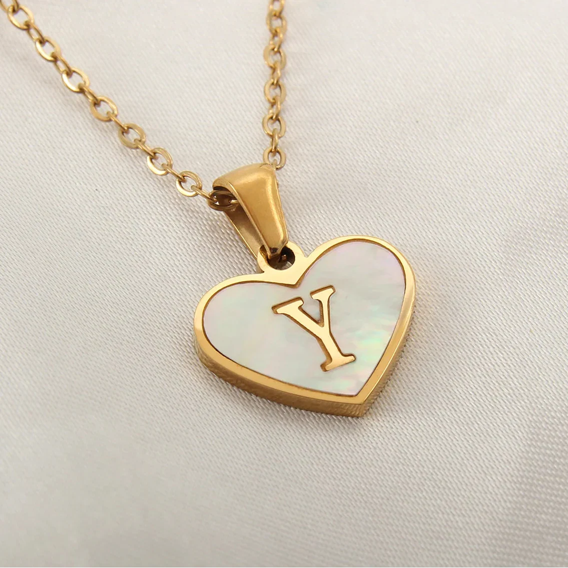 Collier avec pendentif coeur blanc initiale y