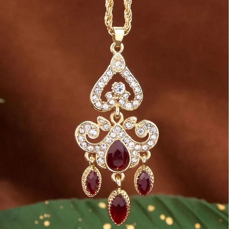 Collier avec pendentif coloré traditionnel arabe rouge