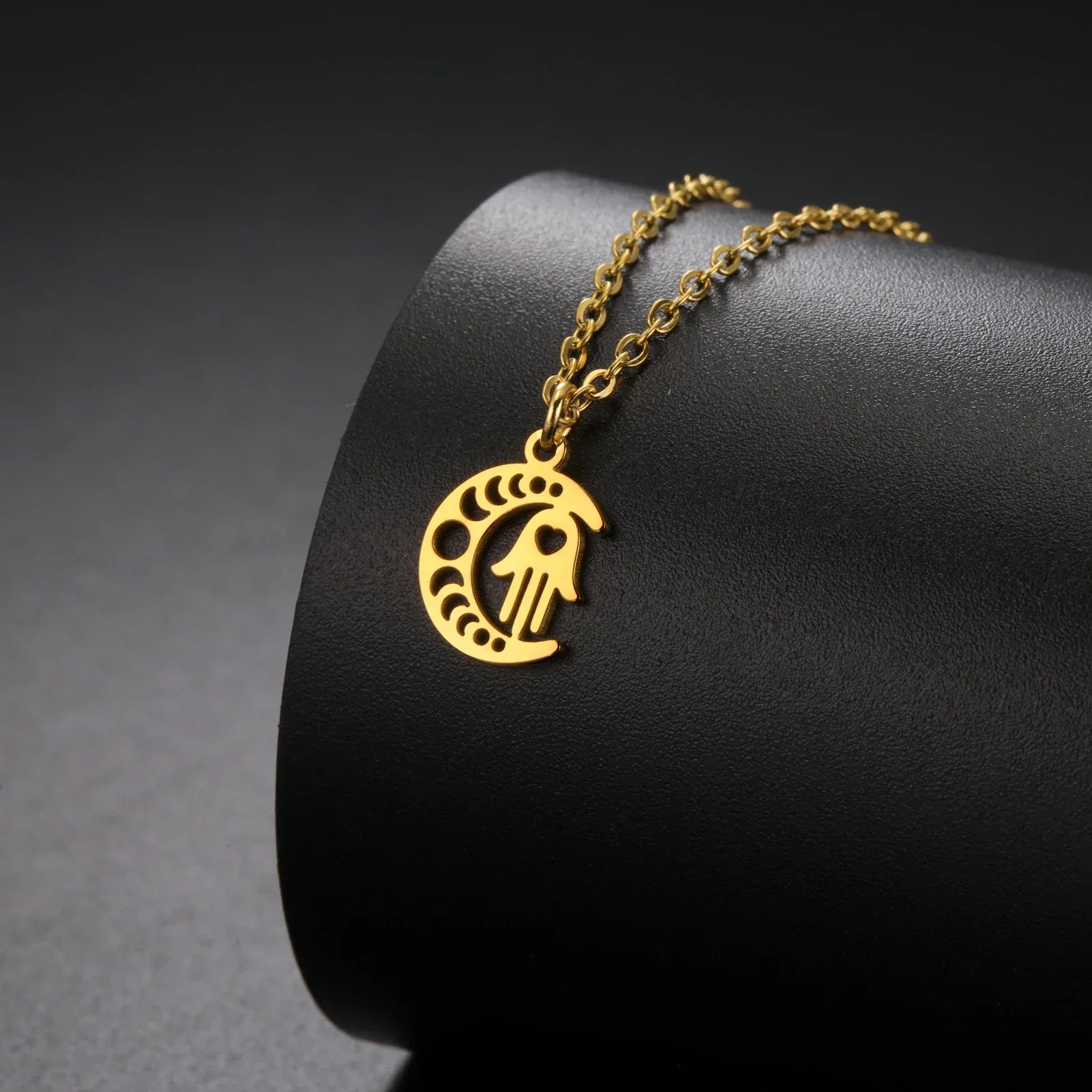 Collier avec pendentif islamique croissant de lune et main de Fatma arabe or