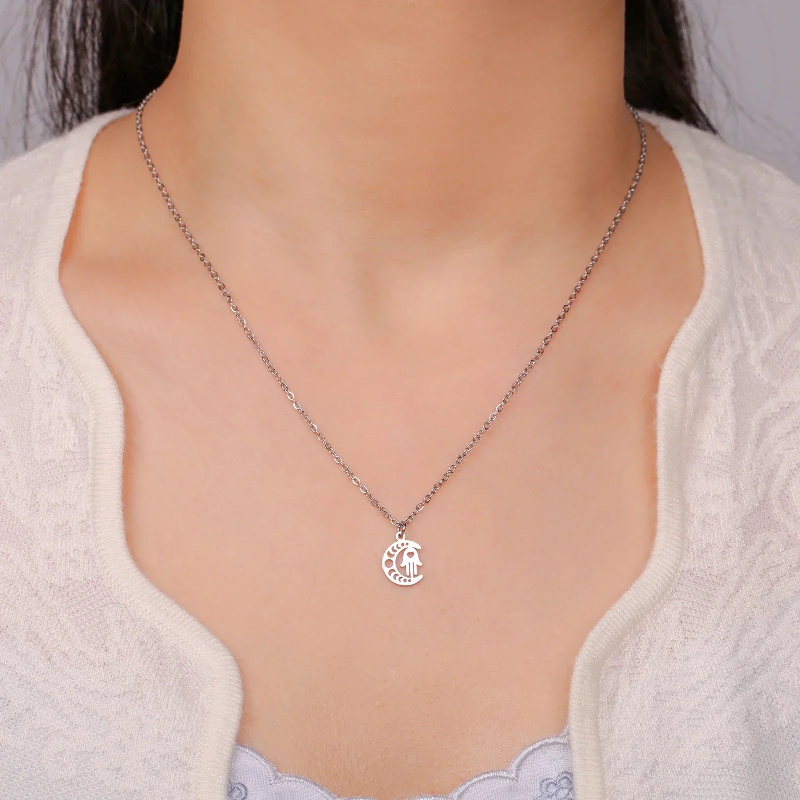 Collier avec pendentif islamique croissant de lune et main de Fatma arabe argent