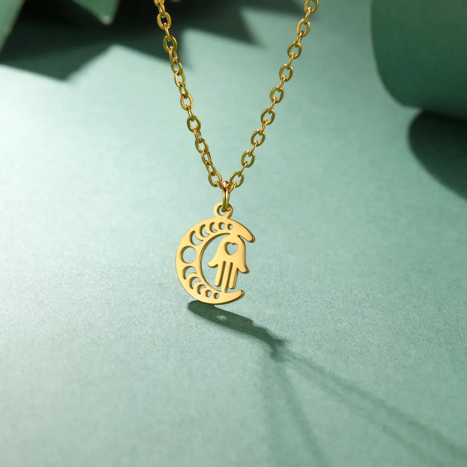 Collier avec pendentif islamique croissant de lune et main de Fatma arabe or