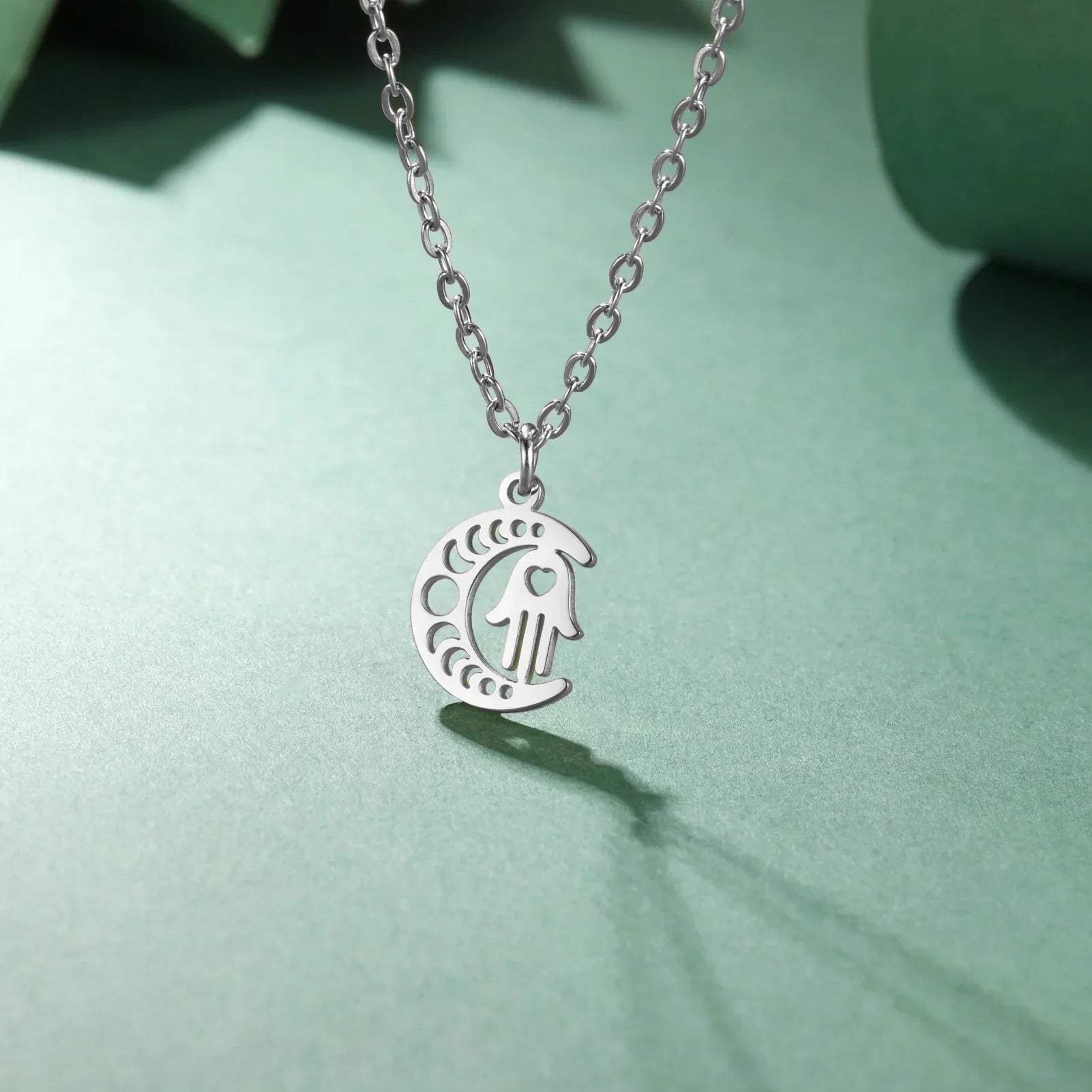 Collier avec pendentif islamique croissant de lune et main de Fatma arabe argent