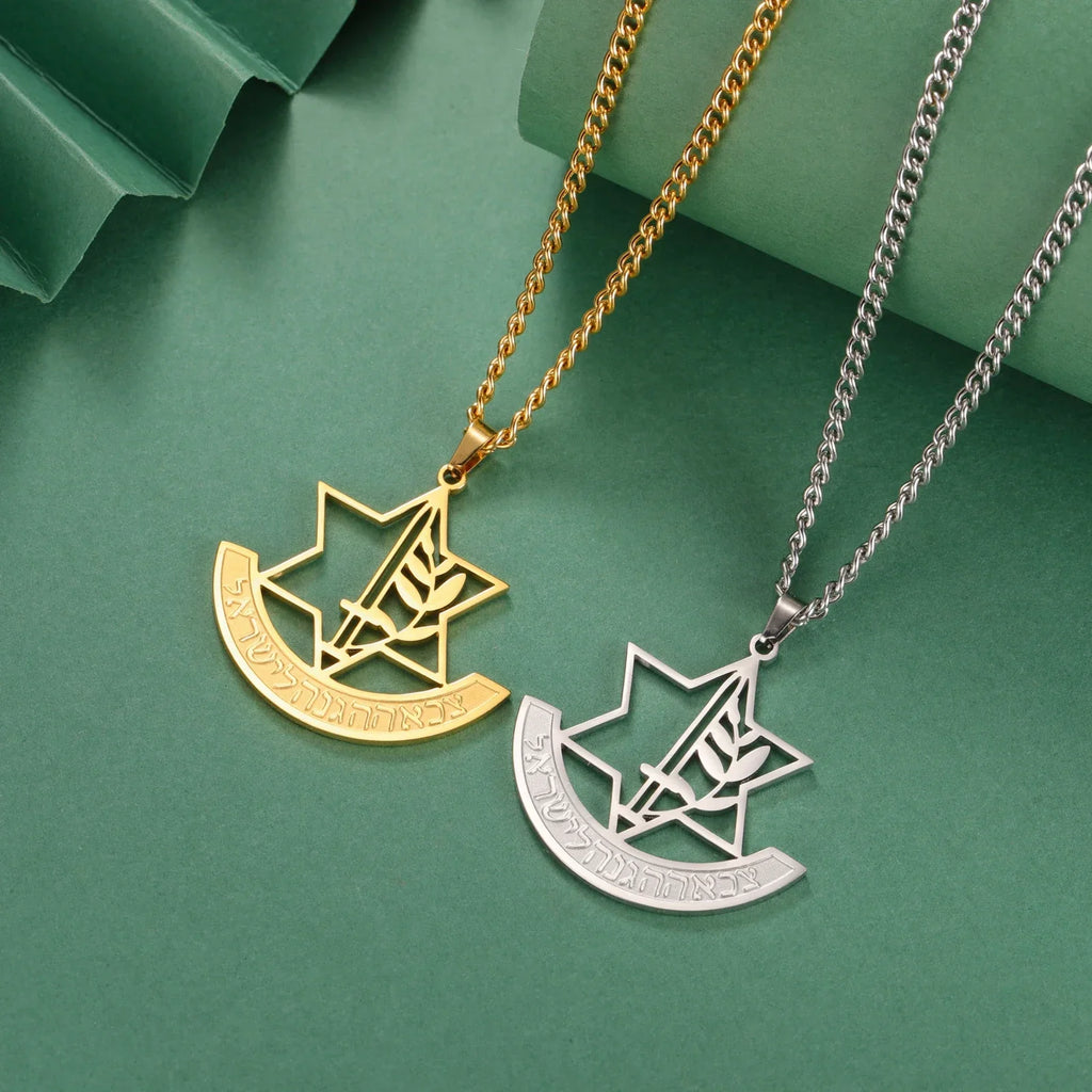Collier avec pendentif de l'étoile de David et fleur de lis symbolique juive
