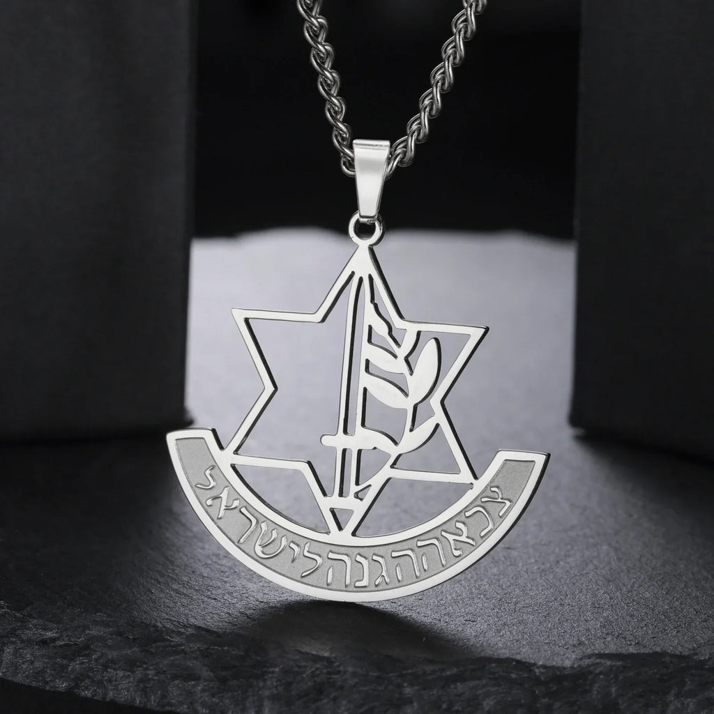Collier avec pendentif de l'étoile de David et fleur de lis symbolique juive argent
