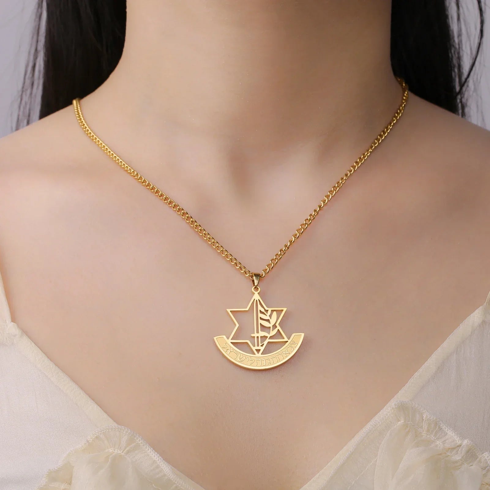 Collier avec pendentif de l'étoile de David et fleur de lis symbolique juive or