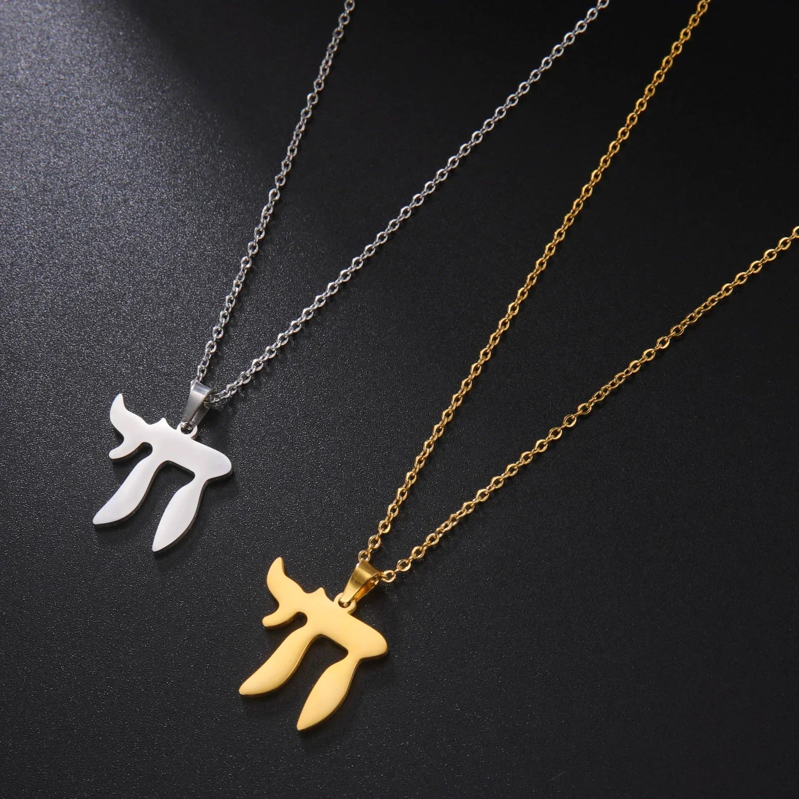 Collier avec pendentif de la lettre hébraïque Chai symbole de vie juive or