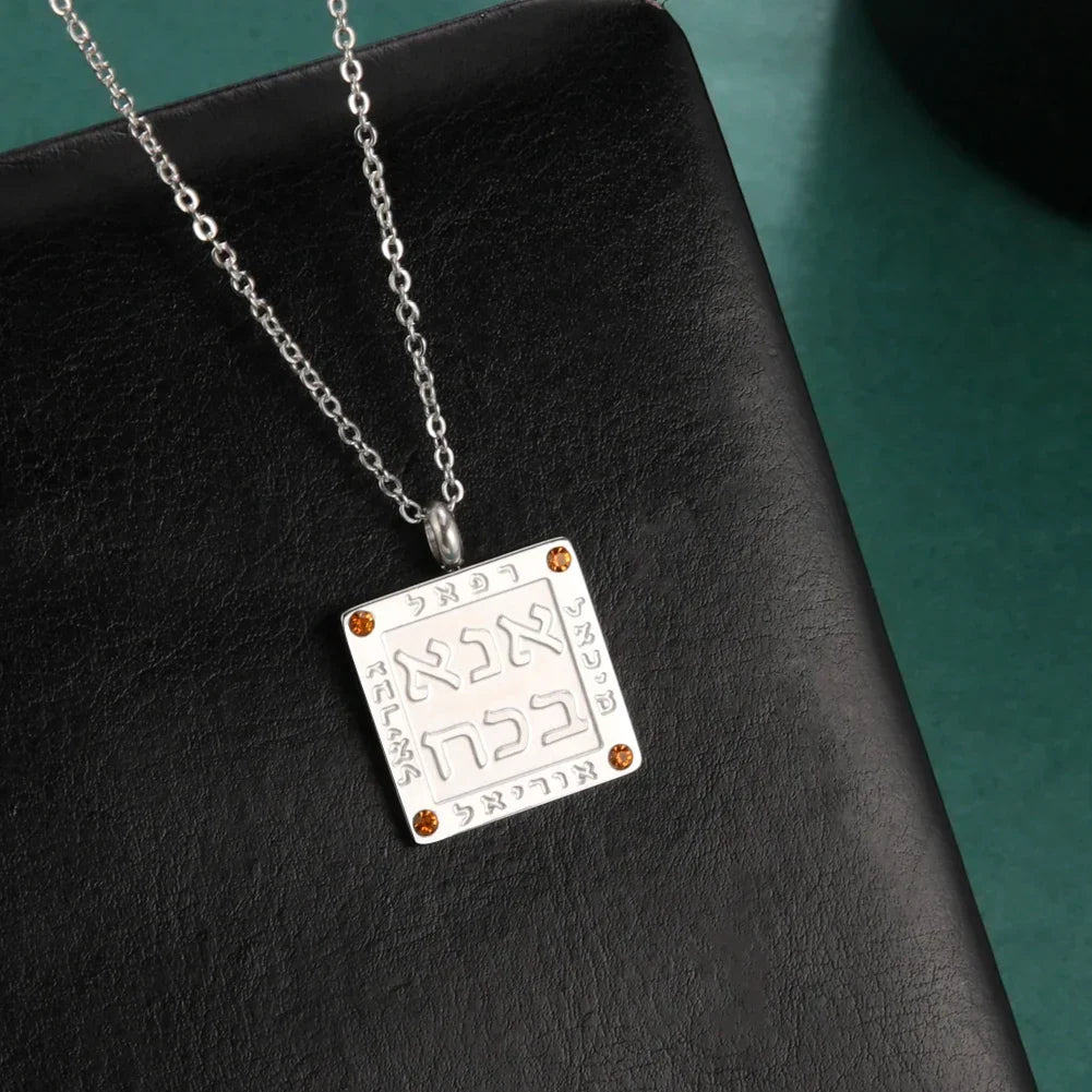 Collier avec pendentif de prières juives en lettres hébraïques Ana b'Koach argent