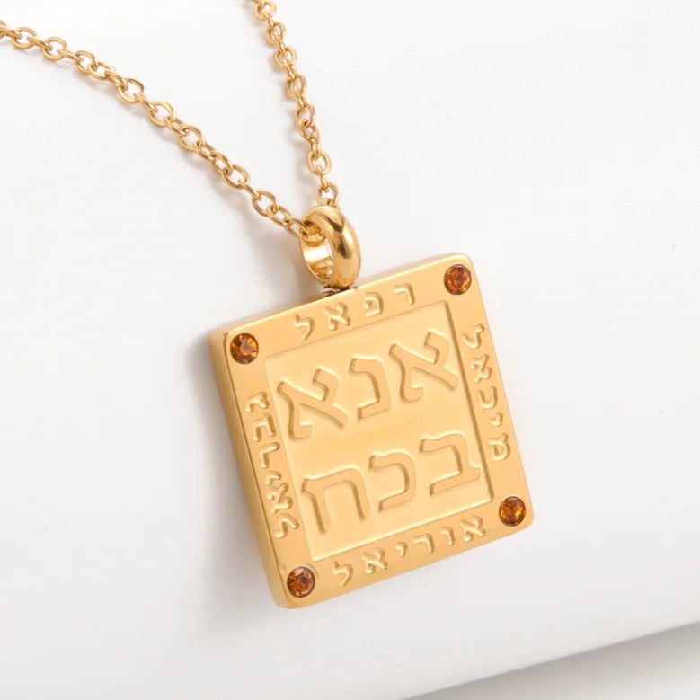 Collier avec pendentif de prières juives en lettres hébraïques Ana b'Koach or