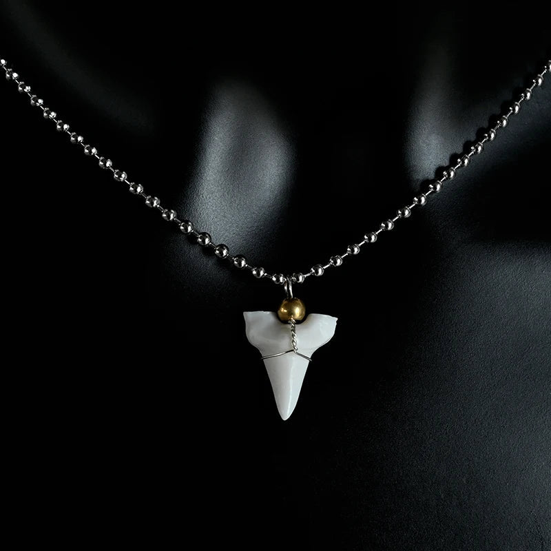Collier avec Pendentif Dent de Requin Blanche