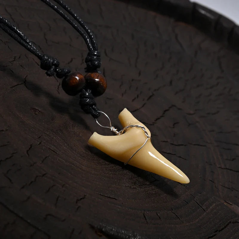Collier avec Pendentif Dent de Requin Style Tribal