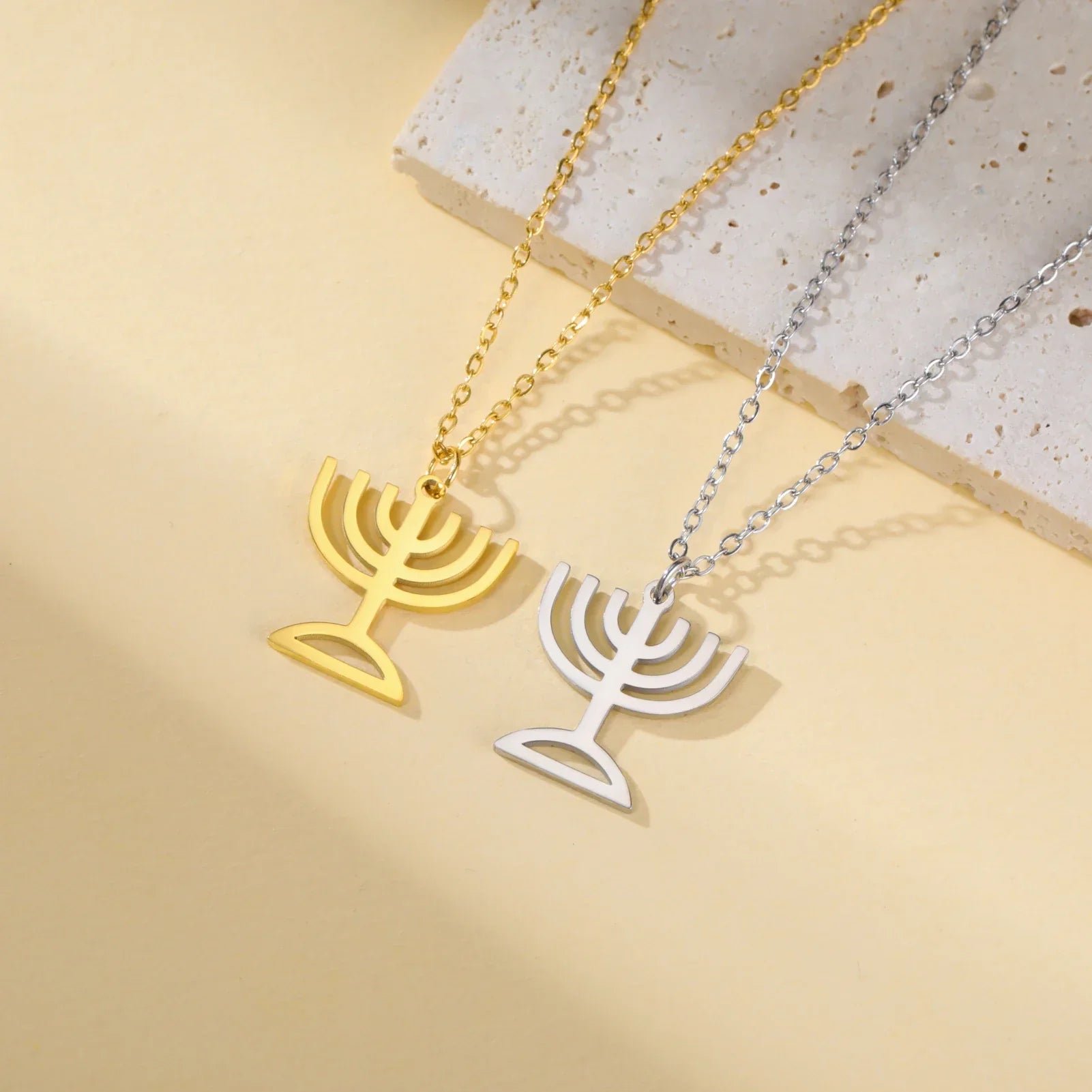 Collier avec pendentif du symbole de l'identité juive Menorah
