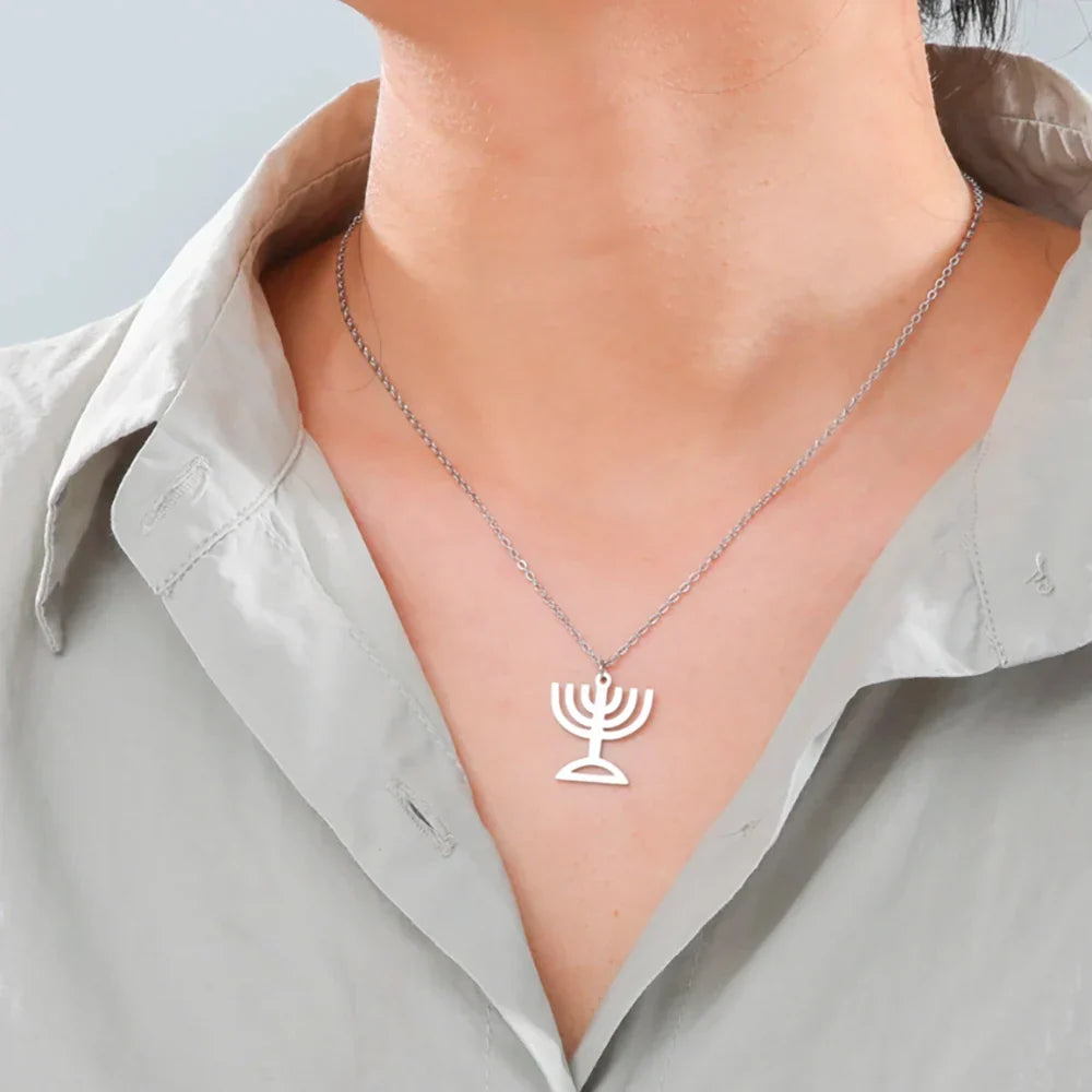Collier avec pendentif du symbole de l'identité juive Menorah argent