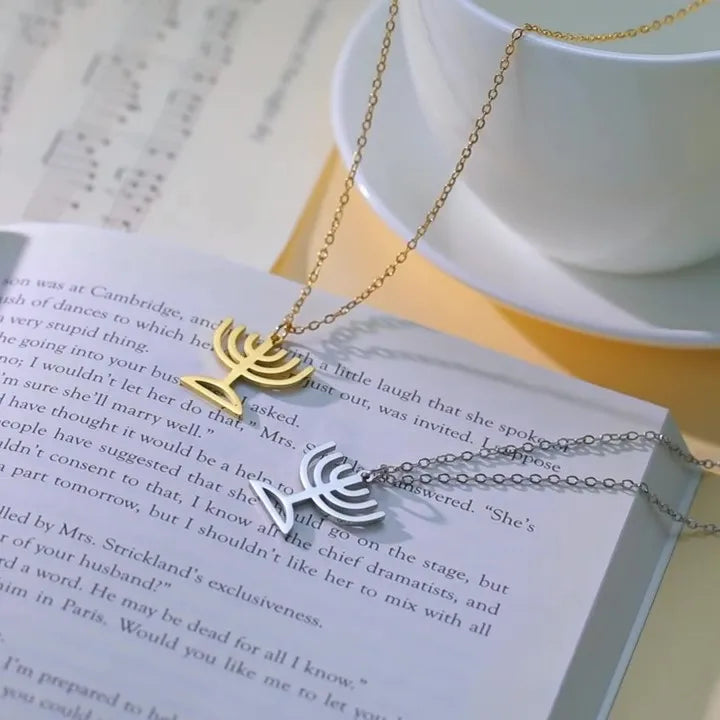Collier avec pendentif du symbole de l'identité juive Menorah