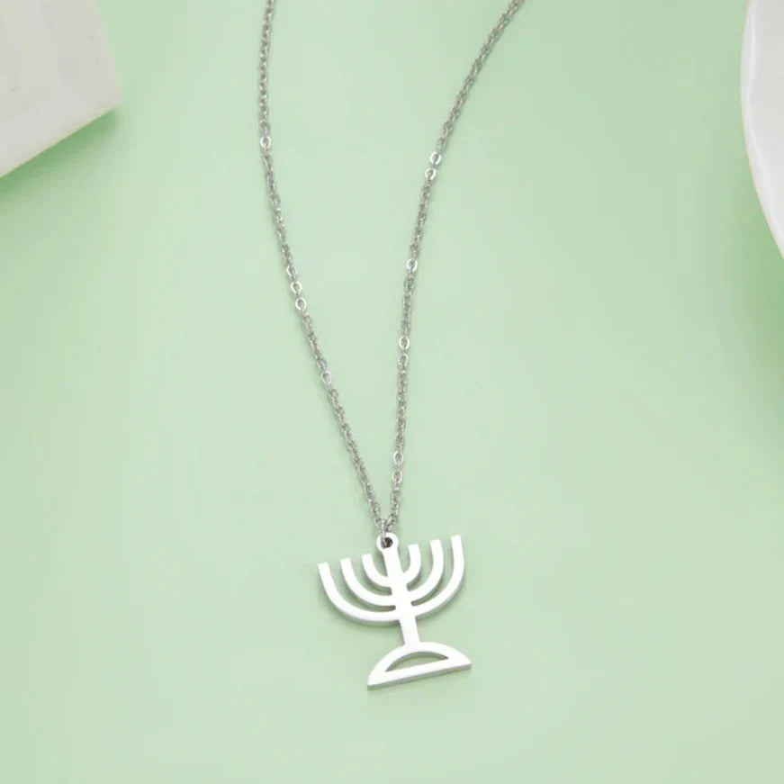 Collier avec pendentif du symbole de l'identité juive Menorah argent