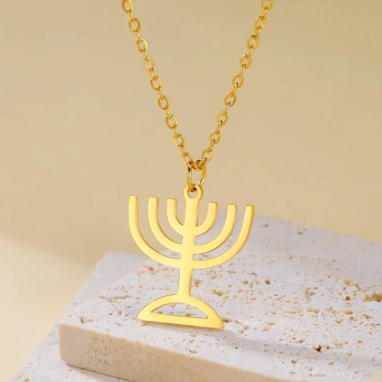 Collier avec pendentif du symbole de l'identité juive Menorah or