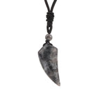 Collier avec Pendentif en Pierre Naturelle Dent de Requin Labradorite noire