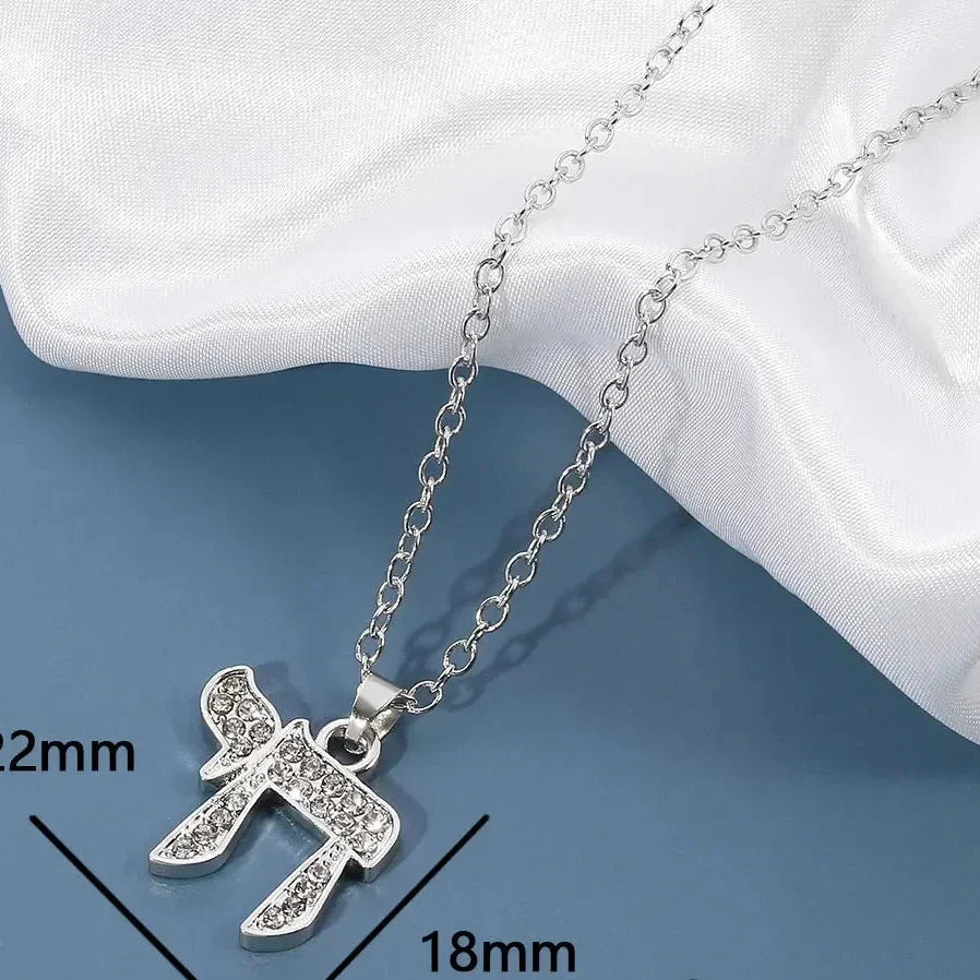 Collier avec pendentif en strass du symbole de vie juive Chai