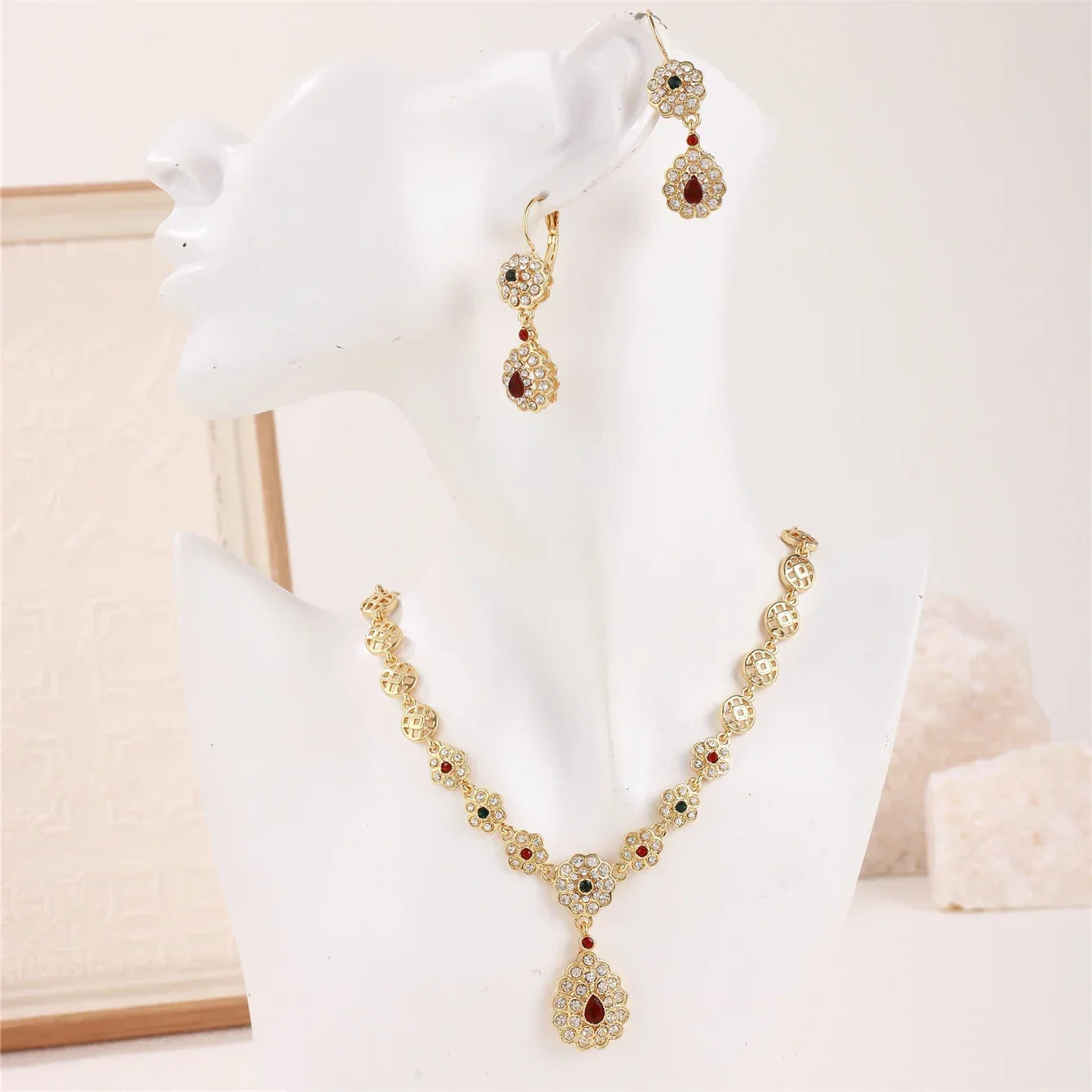 Collier avec pendentif et boucles d'oreilles pendantes traditionnels mariage arabe rouge