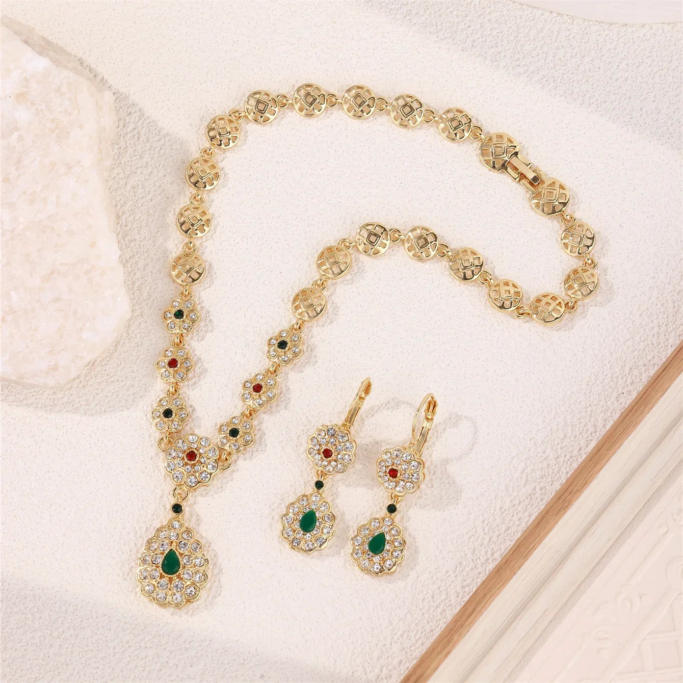 Collier avec pendentif et boucles d'oreilles pendantes traditionnels mariage arabe vert
