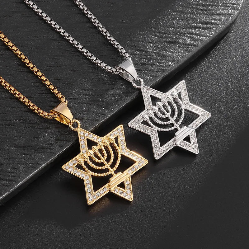 Collier avec pendentif étoile de David et symbole de l'identité juive Menorah or