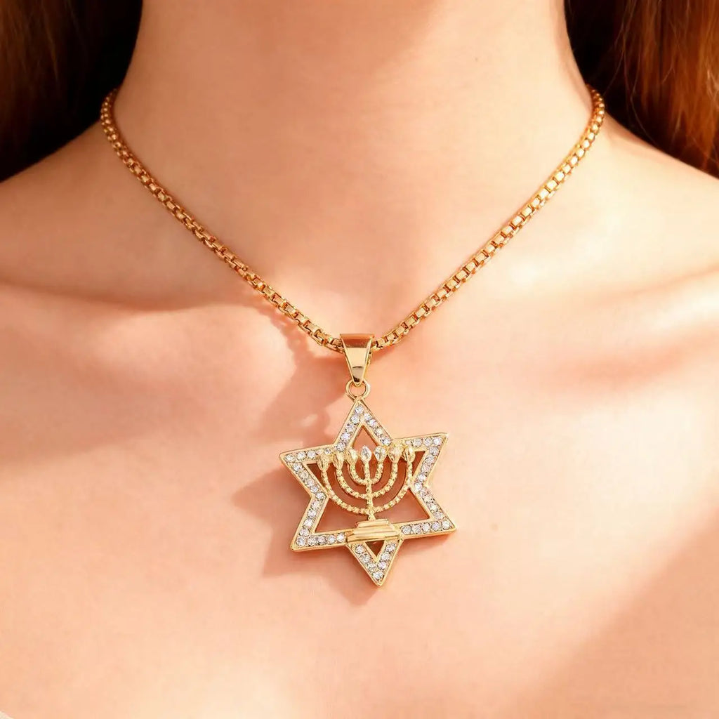 Collier avec pendentif étoile de David et symbole de l'identité juive Menorah or