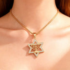 Collier avec pendentif étoile de David et symbole de l'identité juive Menorah or