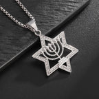 Collier avec pendentif étoile de David et symbole de l'identité juive Menorah