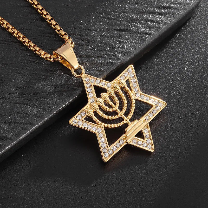 Collier avec pendentif étoile de David et symbole de l'identité juive Menorah or