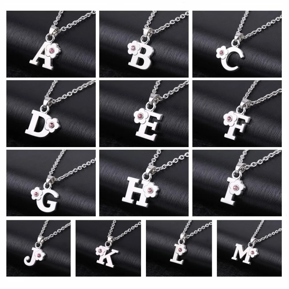 Collier avec pendentif initiale et fleur