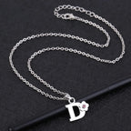 Collier avec pendentif initiale et fleur d
