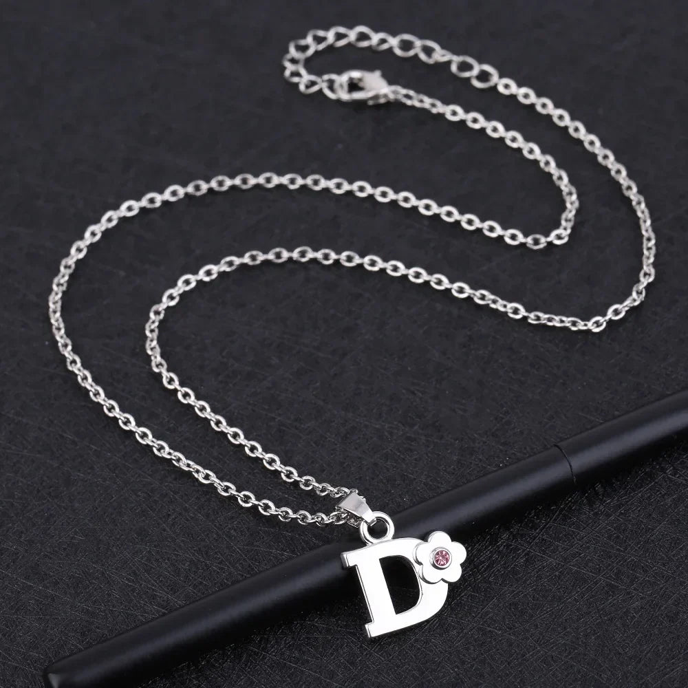 Collier avec pendentif initiale et fleur d