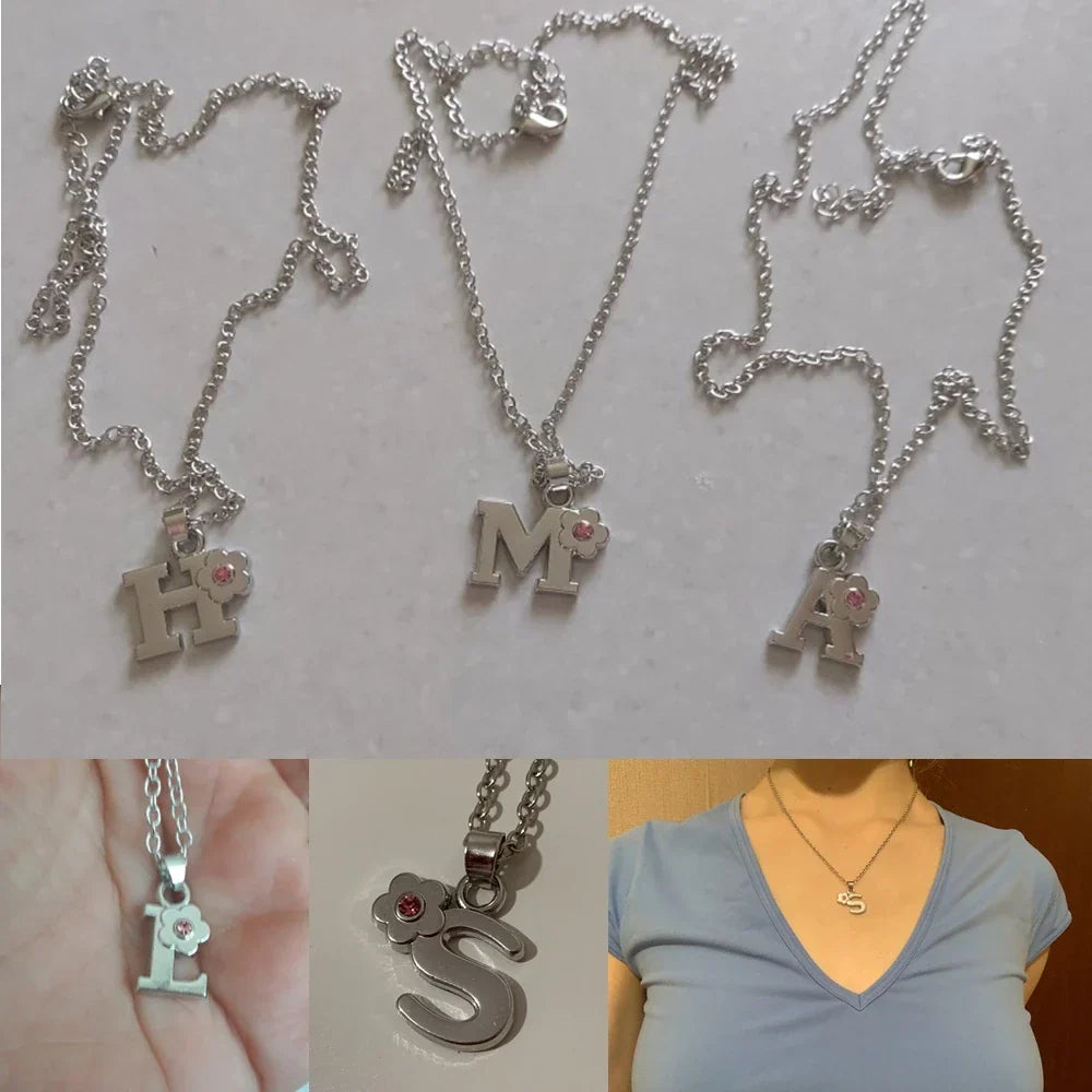 Collier avec pendentif initiale et fleur