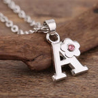 Collier avec pendentif initiale et fleur a