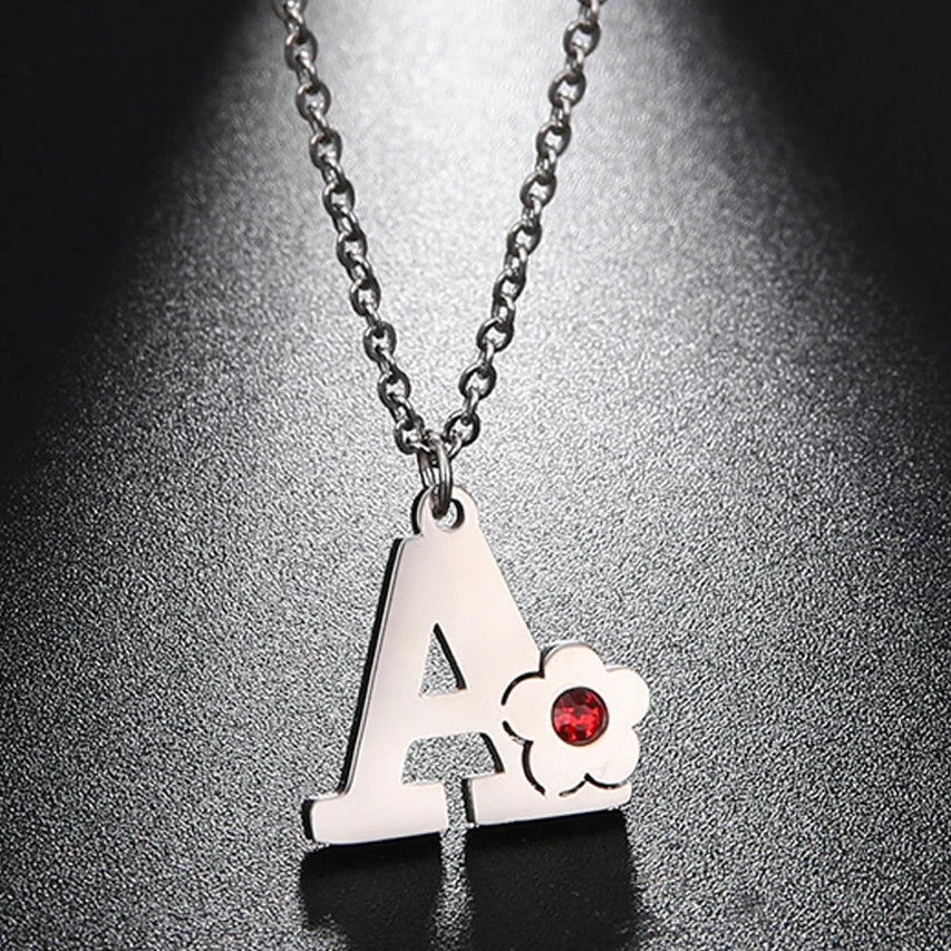 Collier avec pendentif initiale et fleur