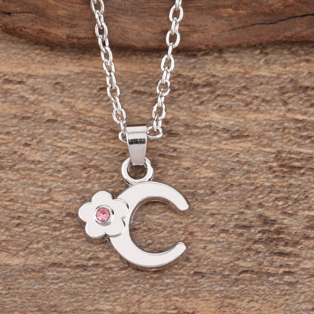 Collier avec pendentif initiale et fleur c