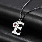 Collier avec pendentif initiale et fleur e