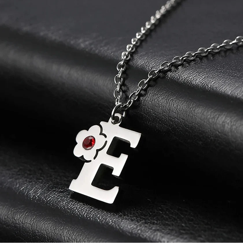 Collier avec pendentif initiale et fleur e