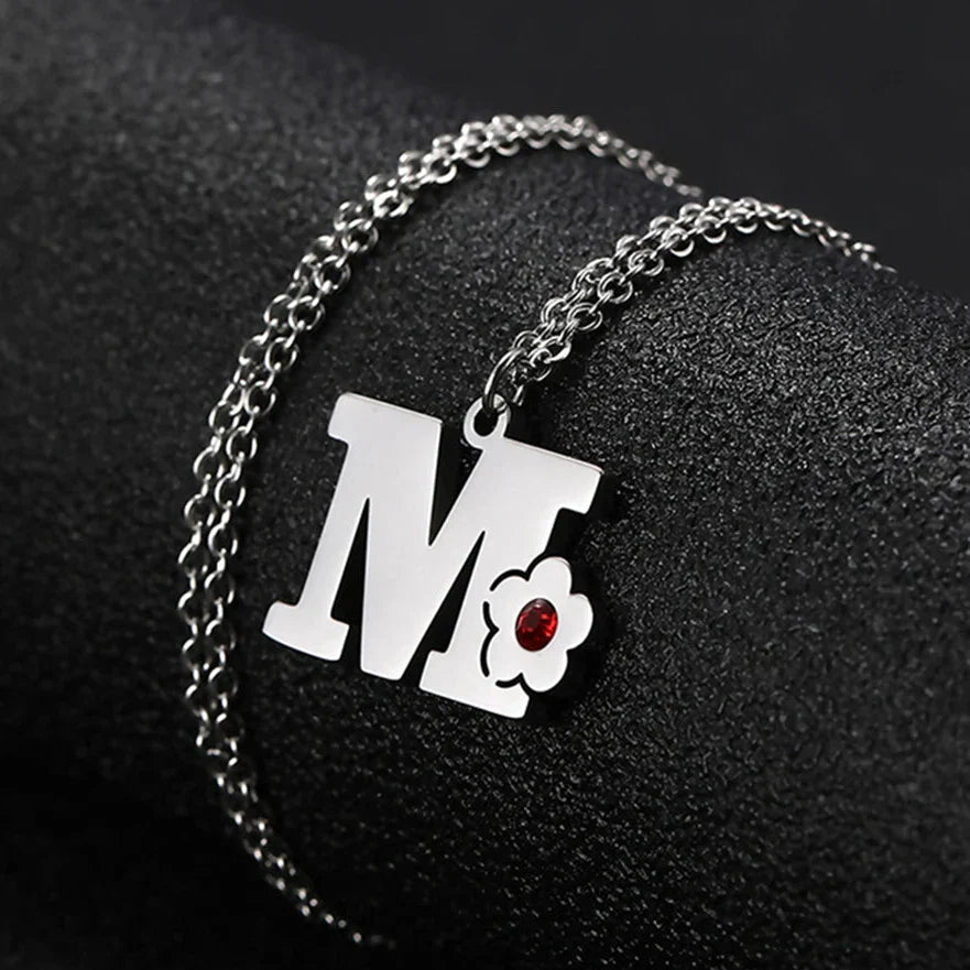 Collier avec pendentif initiale et fleur m
