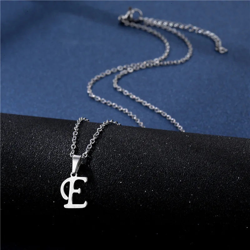 Collier personnalisé avec pendentif initiale e