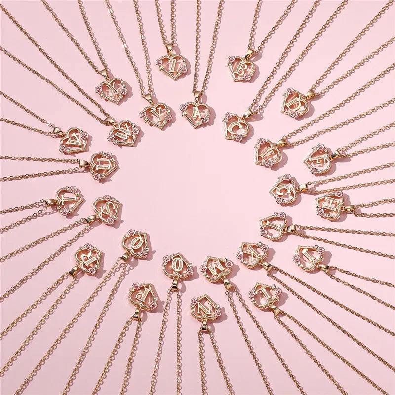 Collier avec pendentif initiale coeur et fleurs