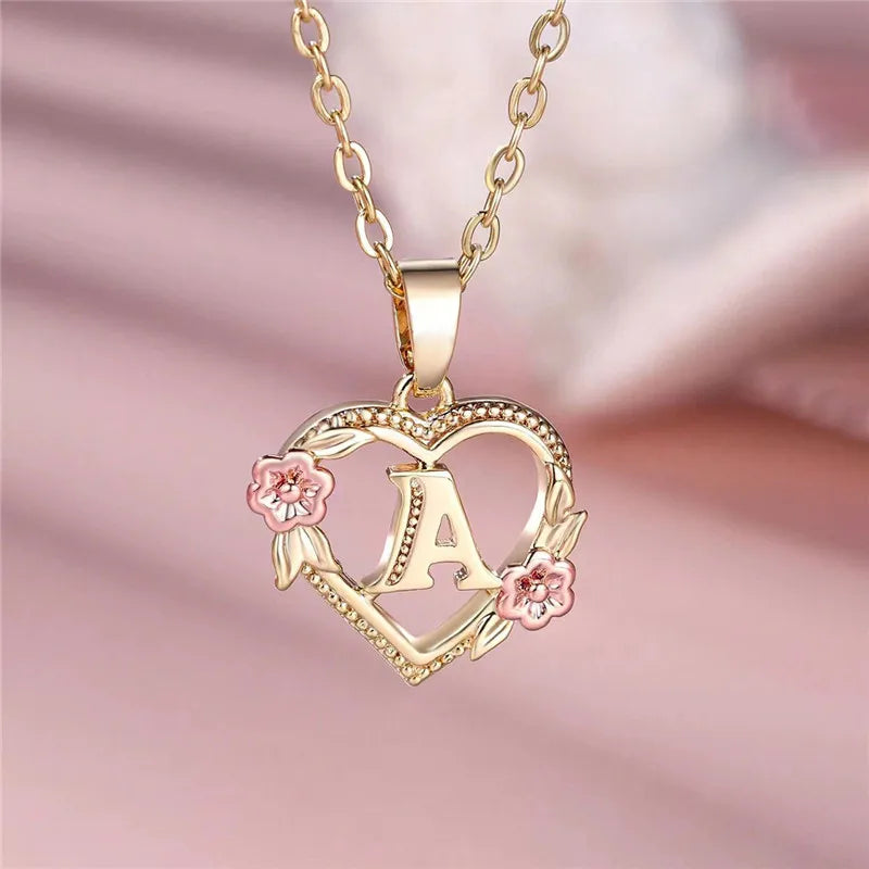 Collier avec pendentif initiale coeur et fleurs a