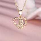 Collier avec pendentif initiale coeur et fleurs b