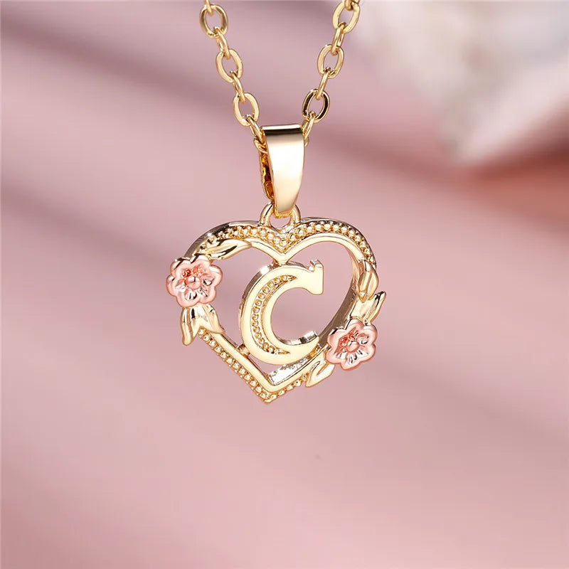 Collier avec pendentif initiale coeur et fleurs c