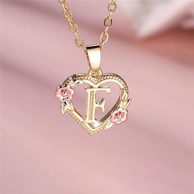 Collier avec pendentif initiale coeur et fleurs f