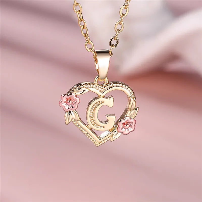 Collier avec pendentif initiale coeur et fleurs g