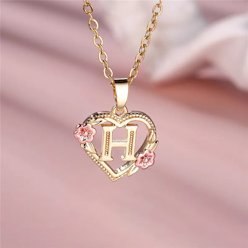 Collier avec pendentif initiale coeur et fleurs h
